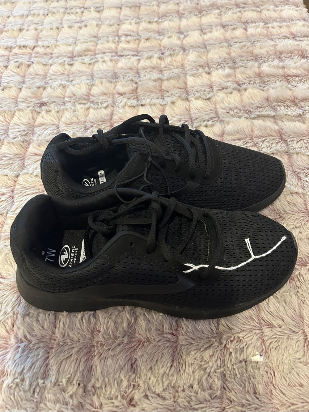 Athletic Works Black Lightweight Mesh Sneakers size 7 wide